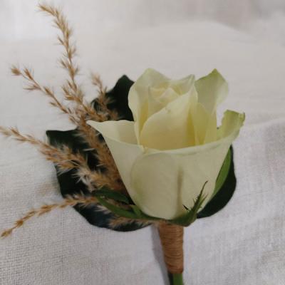 Boutonnière de mariage rose blanche